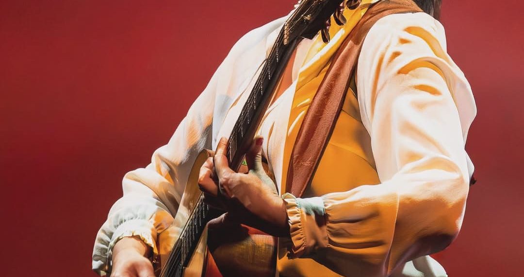 Carmen Consoli il 28 luglio a Tharros (OR) per una serata speciale aperta e introdotta dal podcaster e autore radiofonico Matteo Caccia