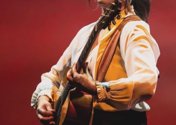 Carmen Consoli il 28 luglio a Tharros (OR) per una serata speciale aperta e introdotta dal podcaster e autore radiofonico Matteo Caccia