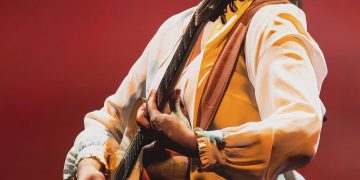 Carmen Consoli il 28 luglio a Tharros (OR) per una serata speciale aperta e introdotta dal podcaster e autore radiofonico Matteo Caccia