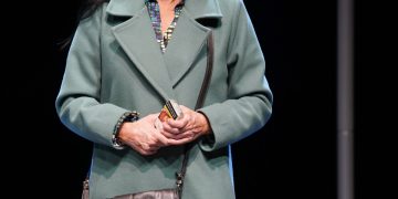 Suspense, confessioni poetiche e misteri esistenziali vanno in scena a Villaspeciosa con lo spettacolo “La supplente” de La Fabbrica Illuminata