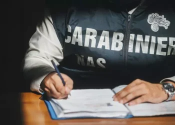 Sequestrate 17mila bottiglie di acqua minerale in un deposito abusivo