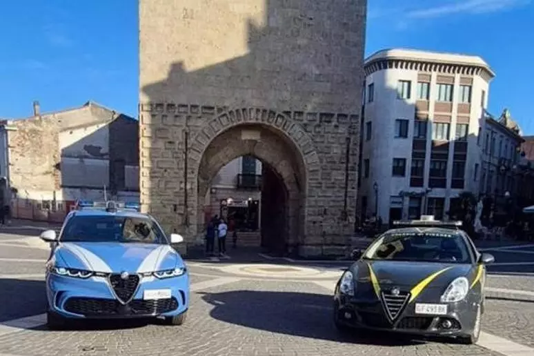 Gdf e Polizia trovano 10 reperti di età nuragica in casa di un oristanese