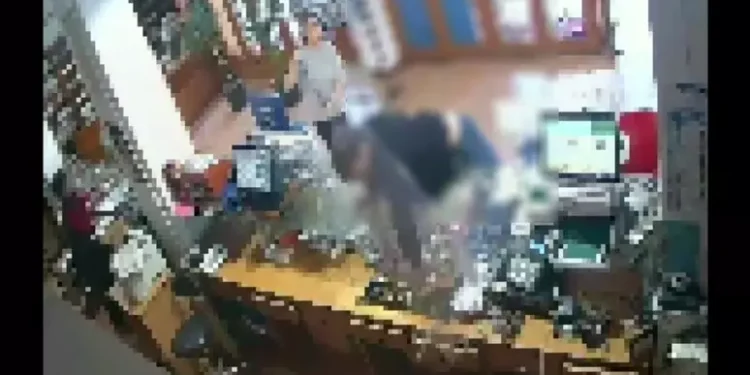 Rapinatore con casco e martello arrestato dalla polizia a Sassari