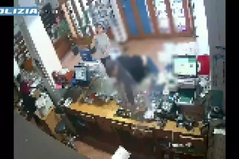 Rapinatore con casco e martello arrestato dalla polizia a Sassari