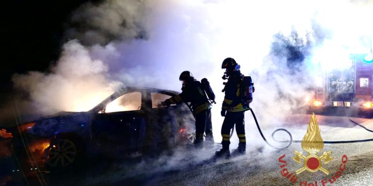 Paura a Villasor, auto in fiamme nella notte