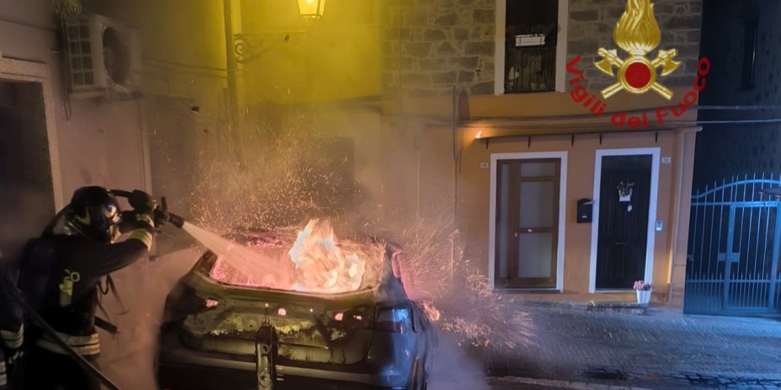 Paura a Sant’Antioco, in fiamme auto nella notte: danneggiata facciata