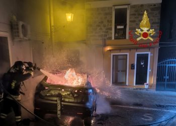 Paura a Sant’Antioco, in fiamme auto nella notte: danneggiata facciata