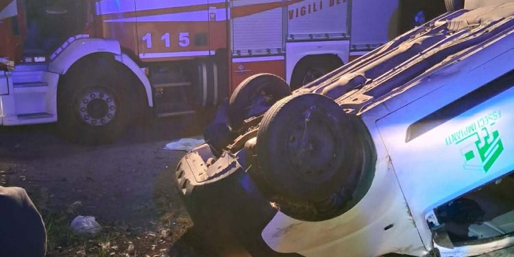 Cannigione, si ribalta con il furgone: un ferito