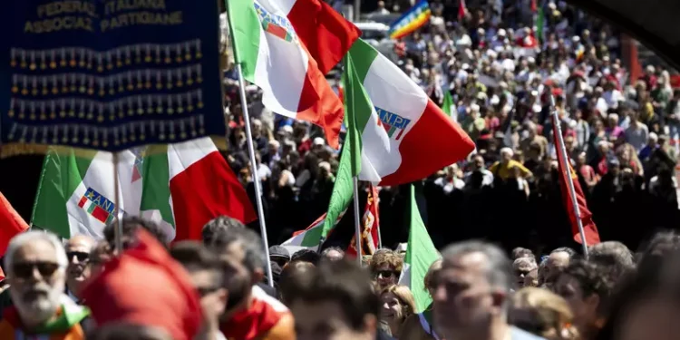 Colpi di pistola ad aria compressa a Roma contro due iscritti all’Anpi, ferita una coppia