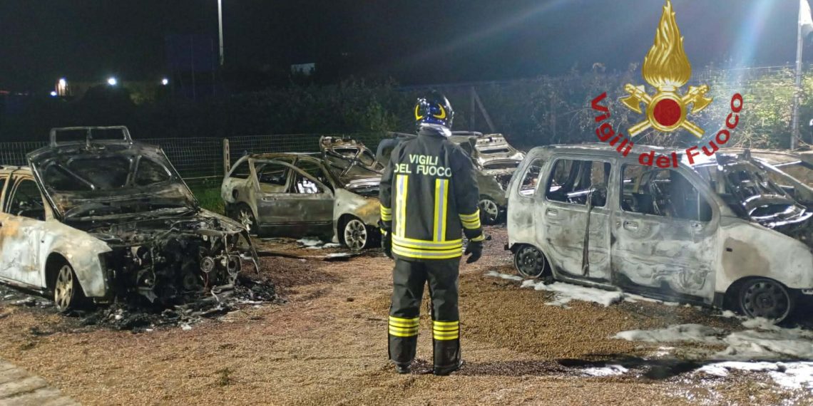 Paura a Sassari, in fiamme concessionaria auto