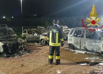 Paura a Sassari, in fiamme concessionaria auto