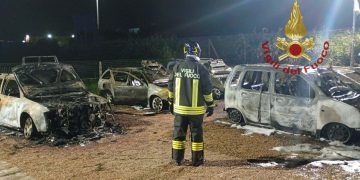 Paura a Sassari, in fiamme concessionaria auto
