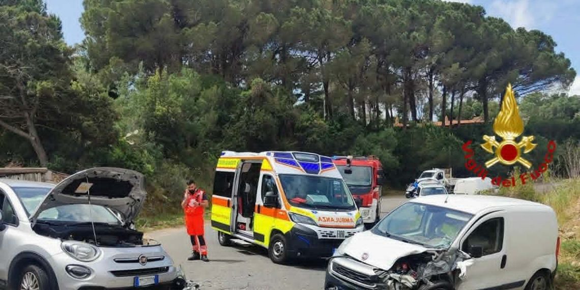 Arzachena, due auto si sono scontrate frontalmente: una persona ricoverata