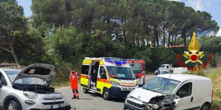 Arzachena, due auto si sono scontrate frontalmente: una persona ricoverata