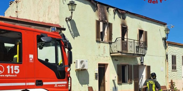 Paura a Erula, in fiamme abitazione