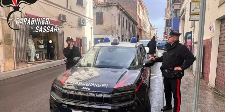 Minacce e rapine a coetanei, arrestati due minorenni a Sassari