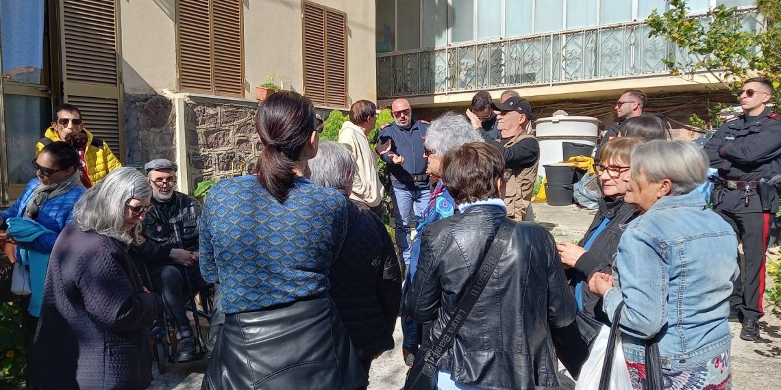 Picchetto contro sfratto, impedita la cacciata di un anziana a Carbonia