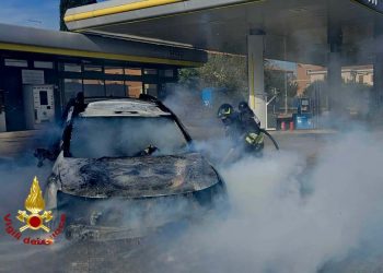 Olbia, auto in fiamme a un distributore di benzina