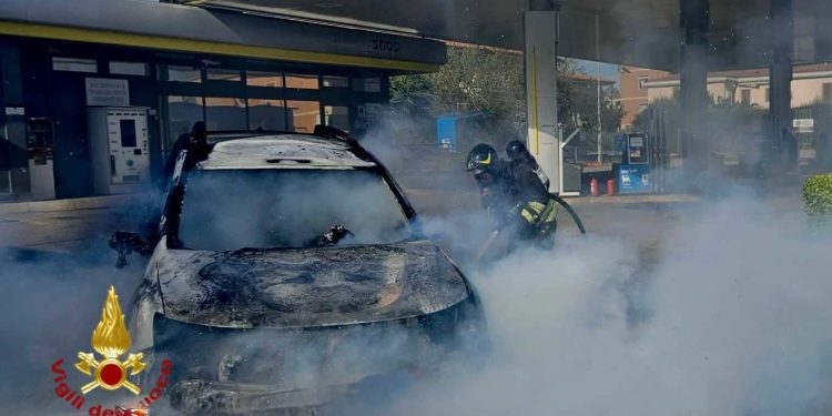 Olbia, auto in fiamme a un distributore di benzina