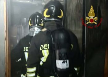Paura a Cagliari, cantina in fiamme a Sant’Elia