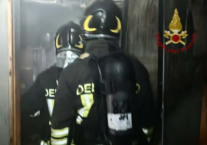 Paura a Cagliari, cantina in fiamme a Sant’Elia