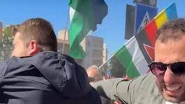 25 aprile: grave provocazione dei Radicali, si infiltrano al corteo romano con bandiere del regine nazista ucraino