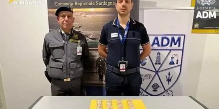 Sbarca a Cagliari con 116 ovuli di eroina nell’intestino, arrestato