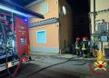 Momenti di paura a Olbia, moto in fiamme in un garage condominiale