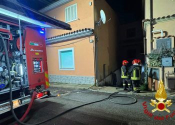 Momenti di paura a Olbia, moto in fiamme in un garage condominiale
