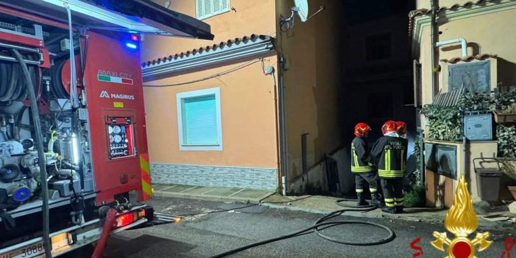 Momenti di paura a Olbia, moto in fiamme in un garage condominiale