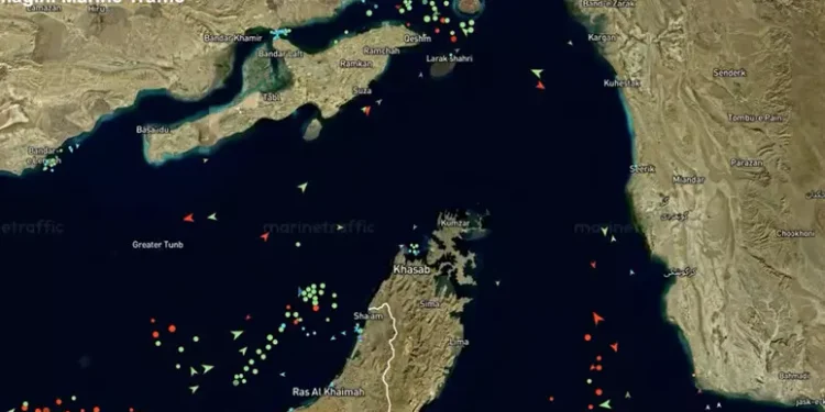 Petroliera cinese attraversa lo Stretto di Hormuz dopo il blocco Usa