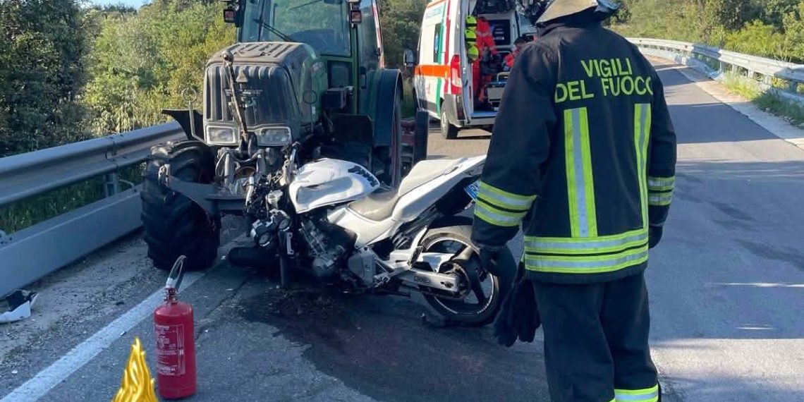 Grave incidente in Gallura, scontro tra moto e mezzo agricolo: motociclista in ospedale