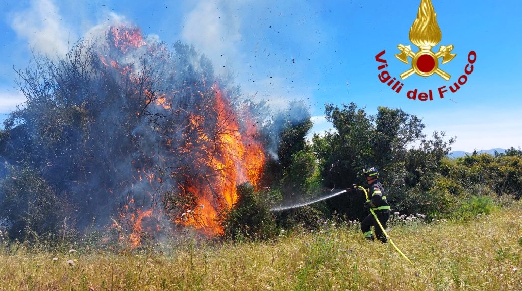 Primi incendi in Sardegna, fiamme a San Nicolò d’Arcidano
