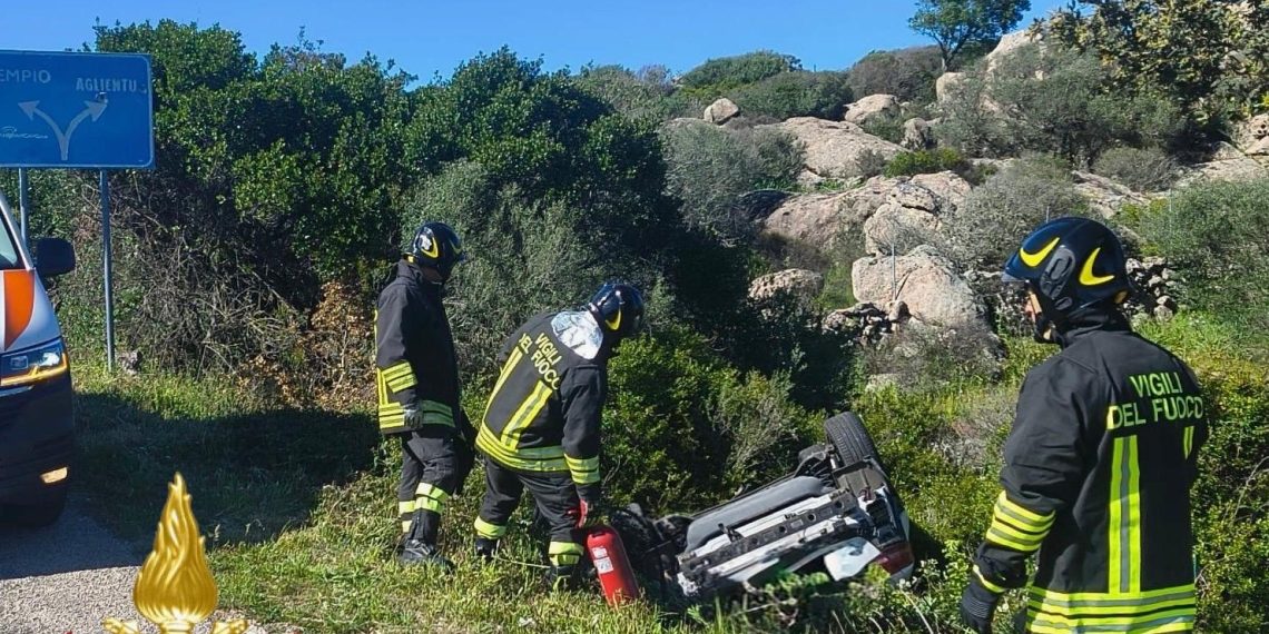 Gallura, escono di strada e si ribaltano: quattro feriti