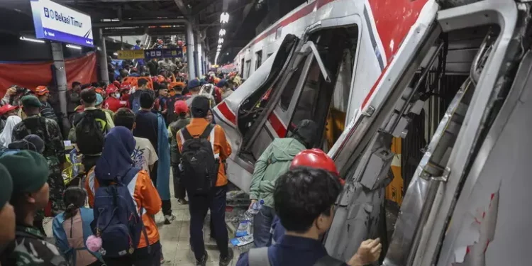 Scontro fra treni in Indonesia: il bilancio sale ancora, 14 morti e 84 feriti