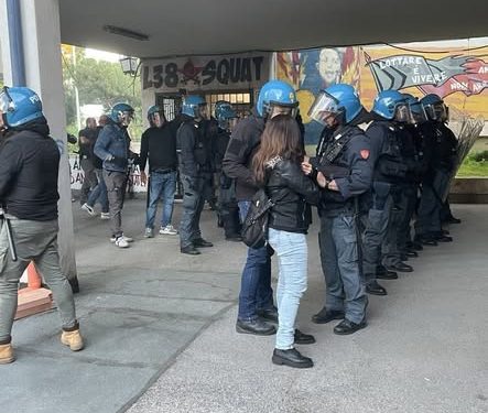 Laurentino 38, a Roma in corso lo sgombero del centro sociale