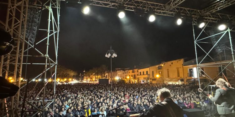 A Sant’Antioco in migliaia da tutta la Sardegna: grandi numero per il concerto de Le Vibrazioni