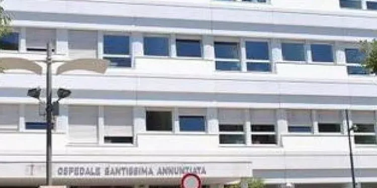 Terrore a Sassari, bimbo di 3 anni cade dal primo piano: è grave