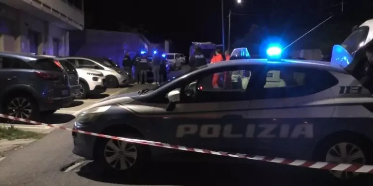 Donna si getta dalla finestra con 3 figli, morti la mamma e 2 bimbi