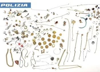 Estorsioni ad anziani, 2 fermi e recuperati oltre 1,2 kg di gioielli