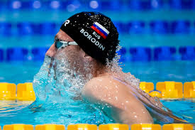 La Federazione mondiale di nuoto riammette gli atleti russi e bielorussi con bandiera e inno