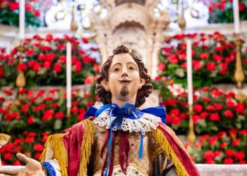 370^ Festa di Sant’Efisio, la statua a spalla tra i fedeli da Stampace sino a viale La Plaia