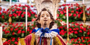 370^ Festa di Sant’Efisio, la statua a spalla tra i fedeli da Stampace sino a viale La Plaia