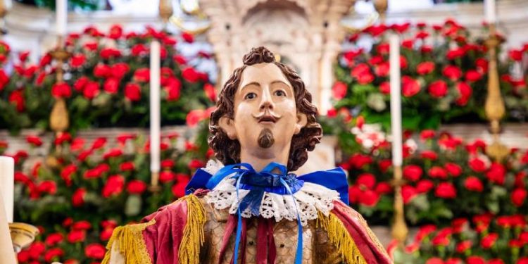 370^ Festa di Sant’Efisio, la statua a spalla tra i fedeli da Stampace sino a viale La Plaia