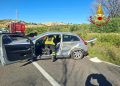 Posada, perde il controllo dell’auto: rimane incastrata tra le lamiere
