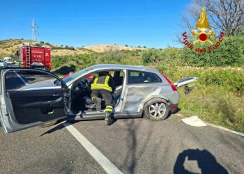 Posada, perde il controllo dell’auto: rimane incastrata tra le lamiere