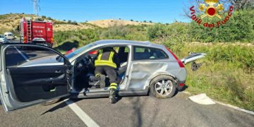 Posada, perde il controllo dell’auto: rimane incastrata tra le lamiere