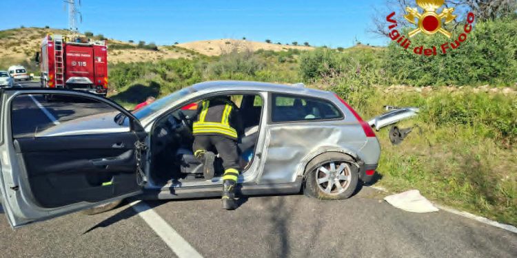 Posada, perde il controllo dell’auto: rimane incastrata tra le lamiere