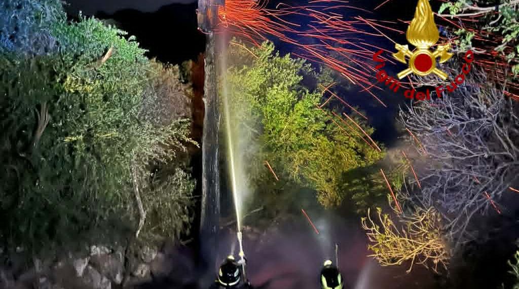 Oristano, primo maggio impegnativo per i Vigili del Fuoco: fiamme in tutta la provincia