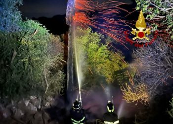 Oristano, primo maggio impegnativo per i Vigili del Fuoco: fiamme in tutta la provincia